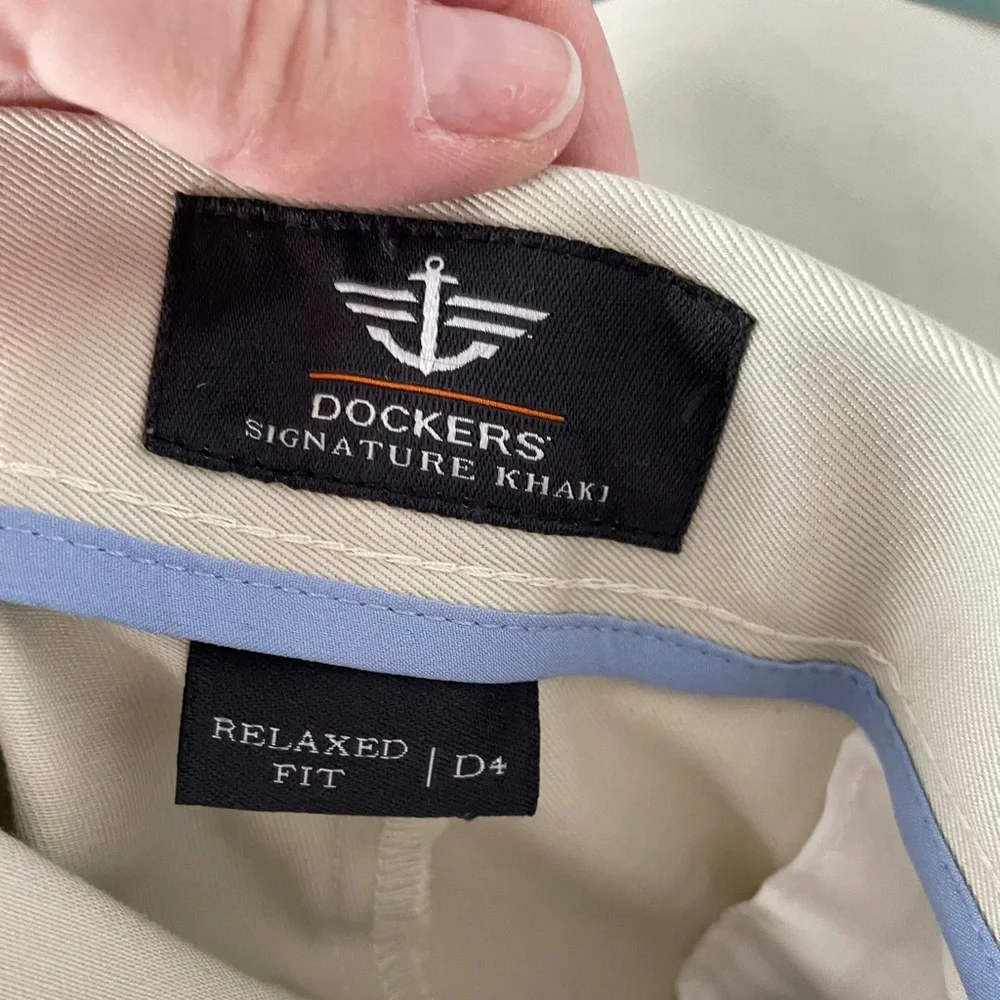 NWT mens Dockers Signature Khakis Relaxed Fit